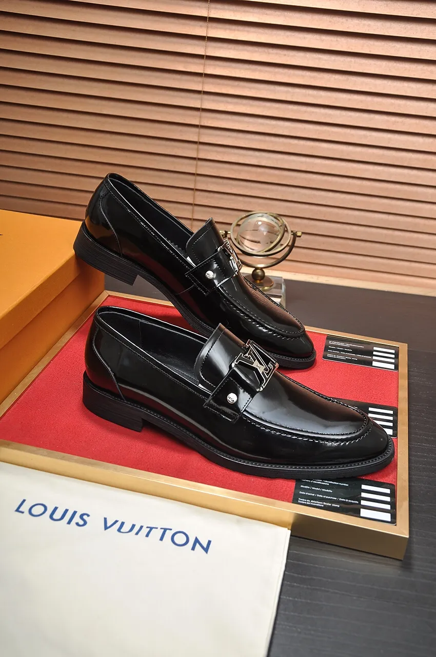 Men's men's shoes 💰500💶 [LV] (original single cowhide lining) 🍀LV's latest genuine leather business suit shoes are launched simultaneously on the official website. The first-layer cowhide imported from Italy is made of heavy gold, 💥official website 1:1 rubber outsole. Versatile to wear, high-end without losing class, and the color combination is extraordinary. This four-season style is alluring when worn on your feet, showing off your big-name flair. Standard code 38-45 (45 customized)